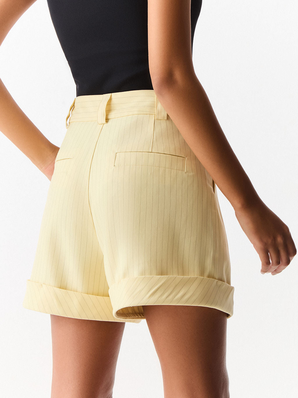 Shorts Risca de Giz com Cós Prolongado e Bolso Costas Ivory