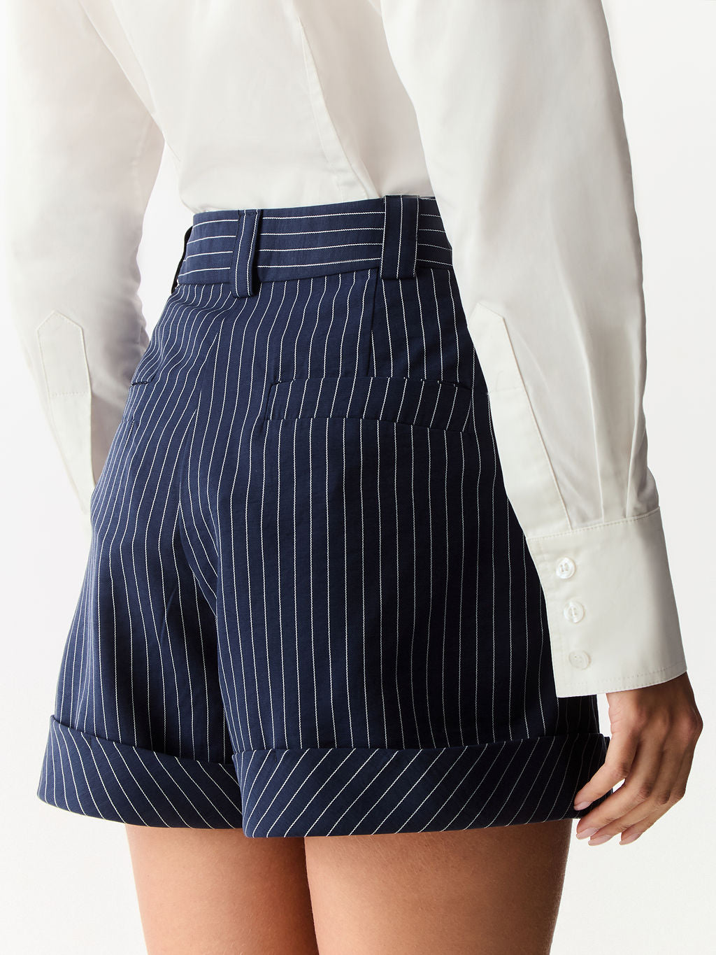 Shorts Risca de Giz com Cós Prolongado e Bolso Costas Midnight