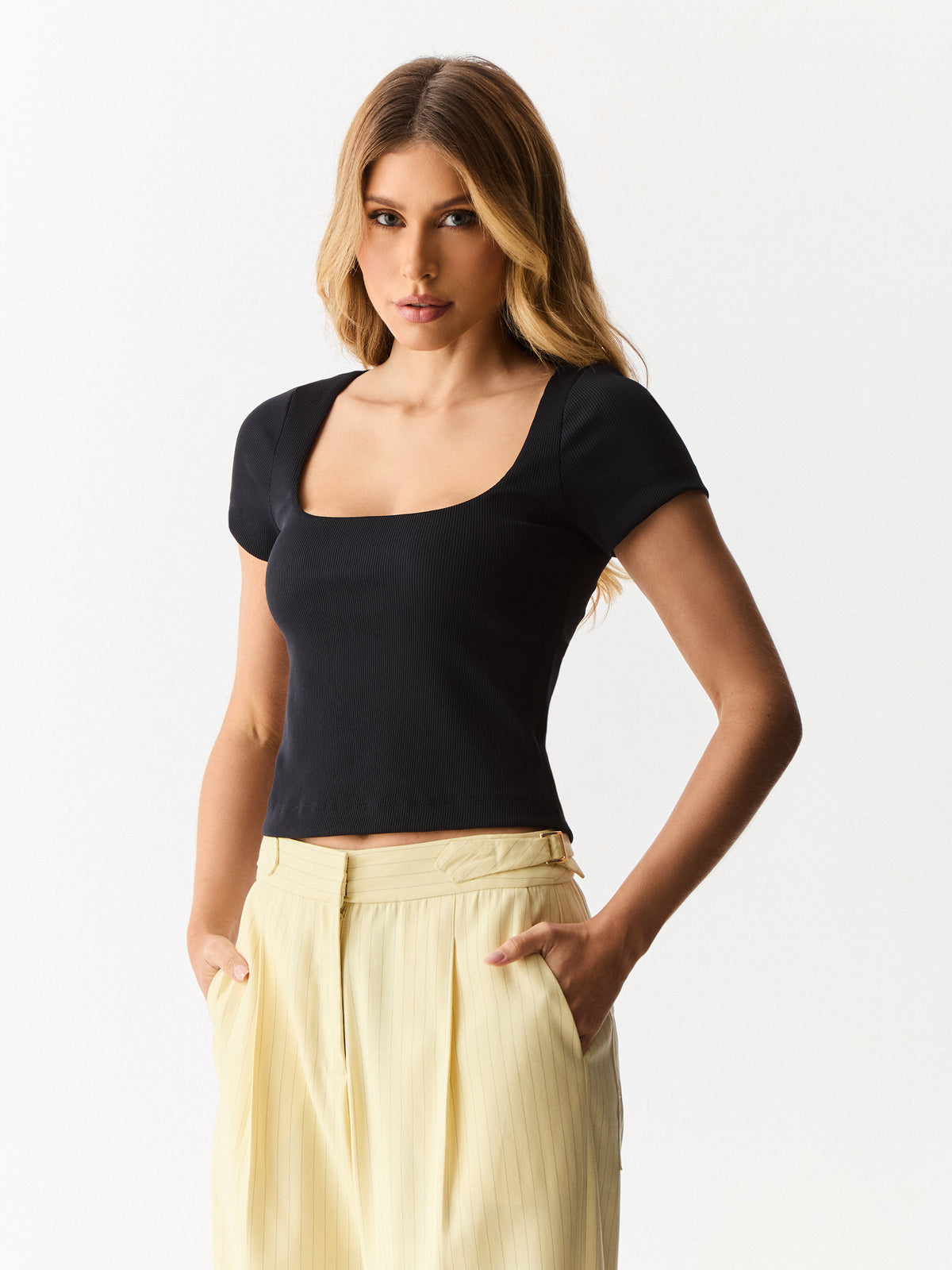 Blusa manga curta com decote em U Preta