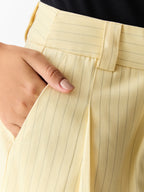 Shorts Risca de Giz com Cós Prolongado e Bolso Costas Ivory