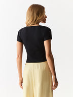 Blusa manga curta com decote em U Preta