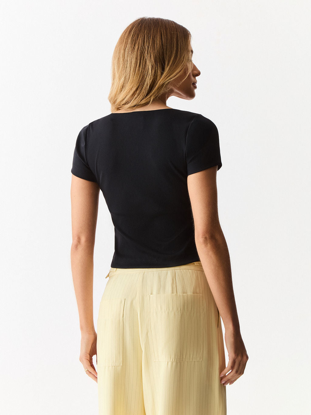 Blusa manga curta com decote em U Preta