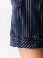 Shorts Risca de Giz com Cós Prolongado e Bolso Costas Midnight