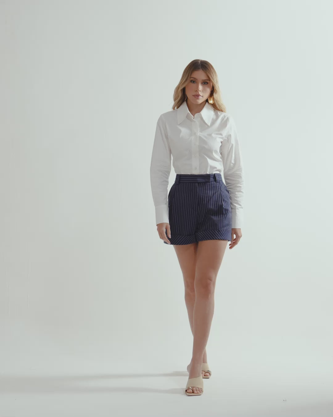 Shorts Risca de Giz com Cós Prolongado e Bolso Costas Midnight