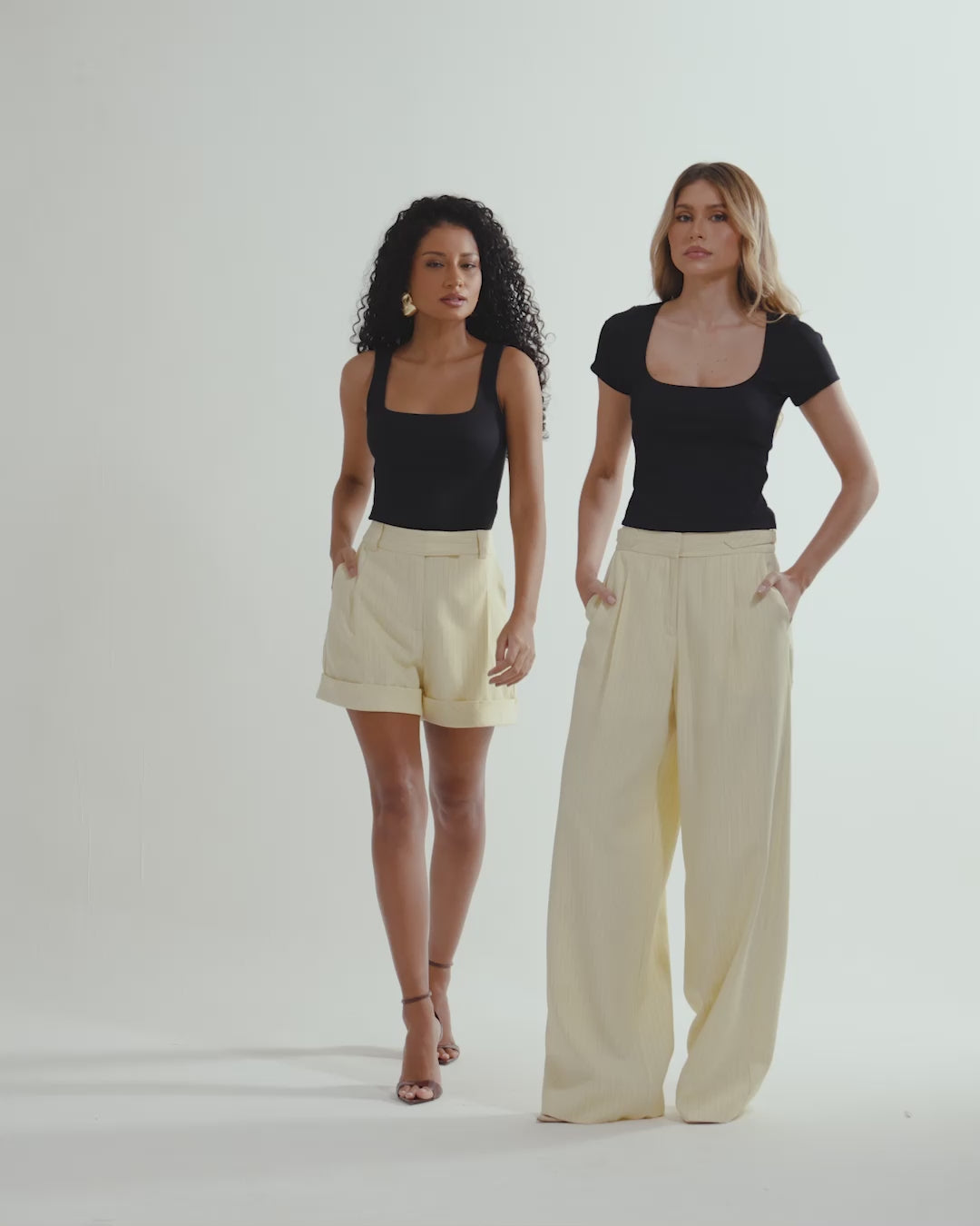 Blusa manga curta com decote em U Preta